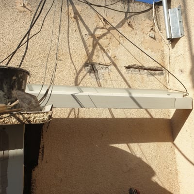 קיר עם חוטים חשופים ותיקוני טיח