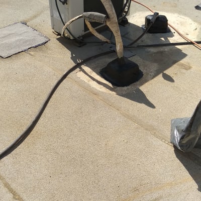 יחידת מיזוג אוויר עם צינורות אטומים בזפת