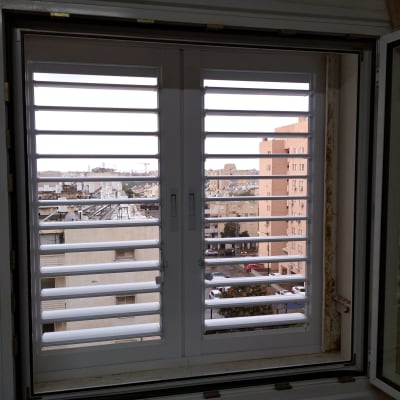 חלון אלומיניום עם תריסים אופקיים