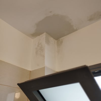 כתם רטיבות על תקרה בפינת חדר