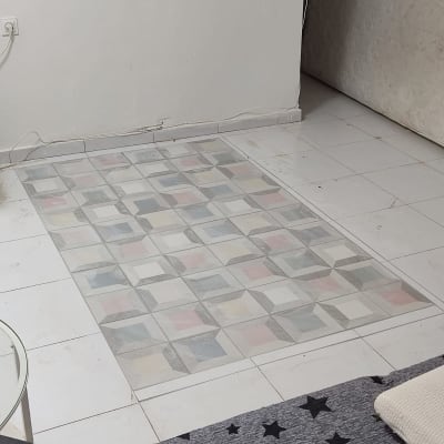 ריצוף חדש עם אריחים צבעוניים על רצפה לבנה