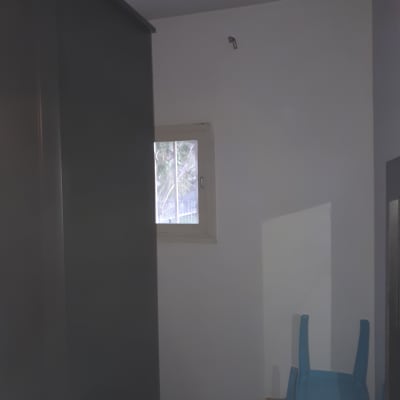 קיר צבוע בלבן עם חלון קטן