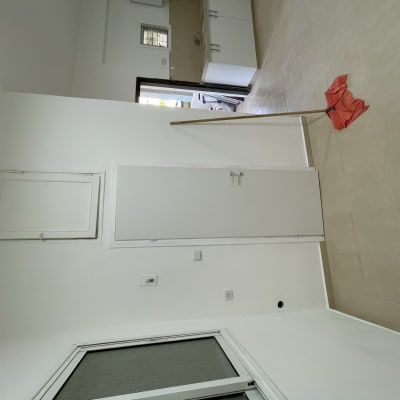 מגב עם סמרטוט על רצפה חדשה