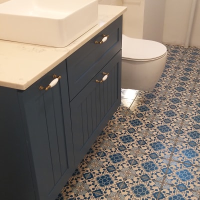 חדר אמבטיה עם כיור, ארון וכיסוי אסלה