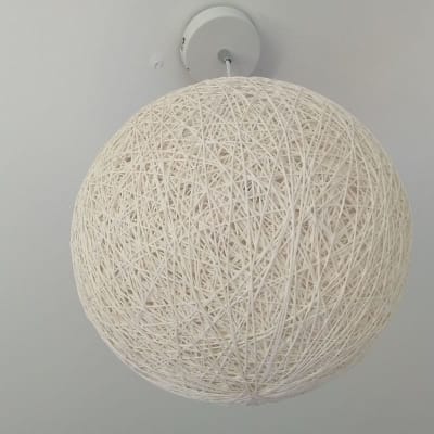 מנורת תקרה עגולה עם חוטים לבנים