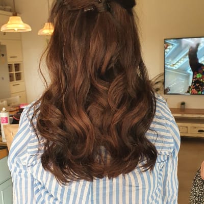 שיער גלי עם קישוט עלים נוצץ