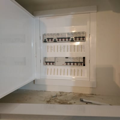 לוח חשמל פתוח עם מפסקים חשמליים