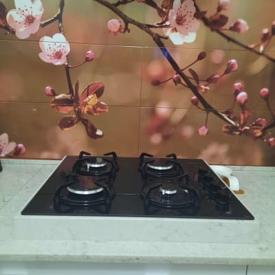 שיש מטבח בהיר עם כיריים שחורות