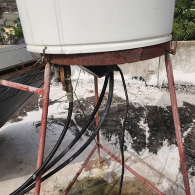 דוד שמש עם צינורות על גג