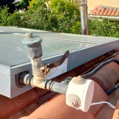 דוד שמש על גג רעפים עם צינורות וחיבורים