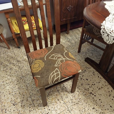 כיסא עץ עם מושב מרופד בפרחים צבעוניים