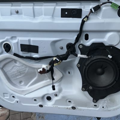 דלת רכב פתוחה עם רמקול וחוטי חשמל