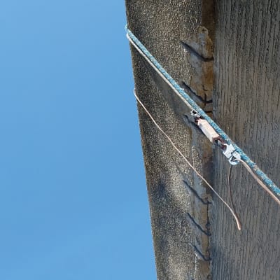 חוטים וכבלים על גג בטון עם שמיים כחולים