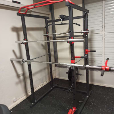 מתקן כושר עם מוטות ומשקולות בחדר כושר ביתי