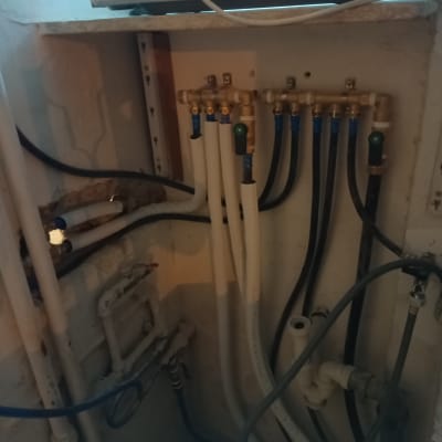 צינורות מים ומחברים בארון שירות