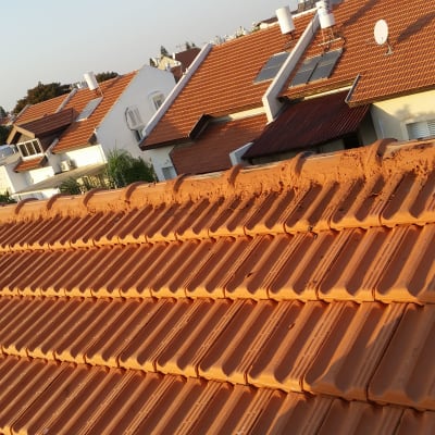 רעפים כתומים על גג עם שכבת מלט