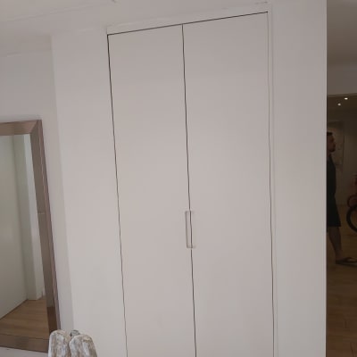 ארון גבס עם דלתות לבנות וידית מתכת