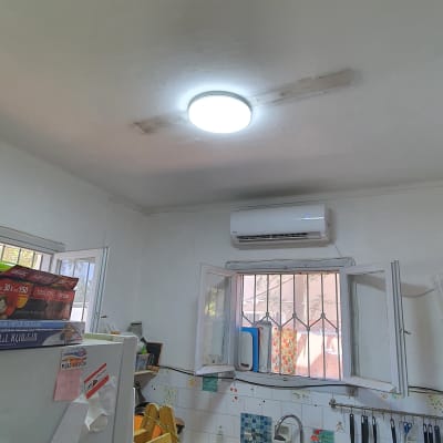 סולם ליד מנורה עגולה בתקרה במטבח