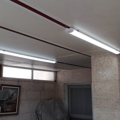 תאורת פלורסנט מותקנת על תקרה בחדר