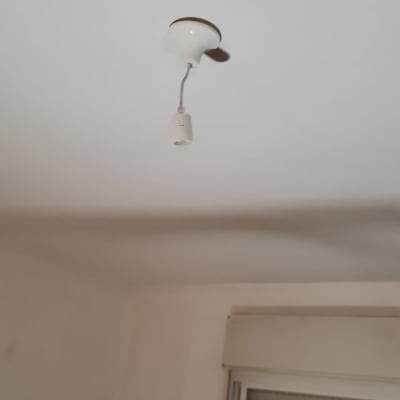 שקע חשמלי בתקרה עם חוט תלוי