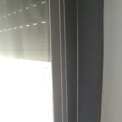 תריסים סגורים עם מסגרת חלון אפורה