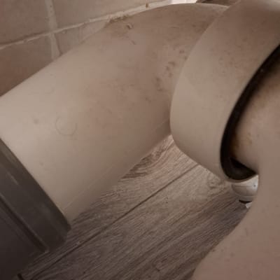 צינור פלסטיק לבן עם חיבורי זווית