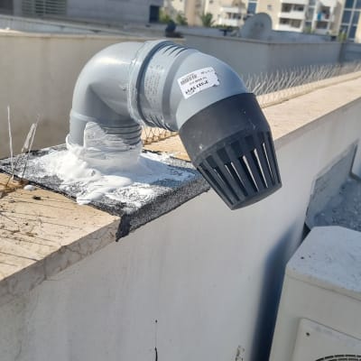 צינור אפור עם אטימה בלבן על קיר