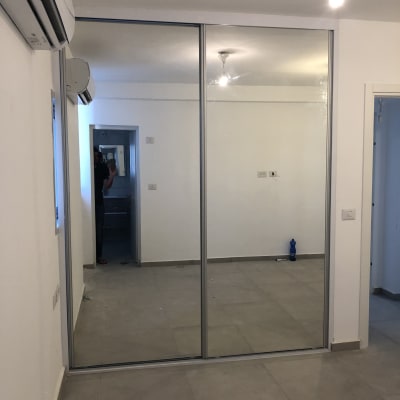 ארון עם דלתות מראה בחדר ריק