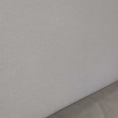 טפט עם דוגמת עלים מובלטת על קיר