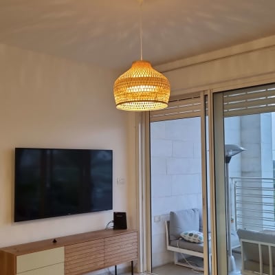 מנורת תקרה תלויה עם אהיל קלוע מעץ