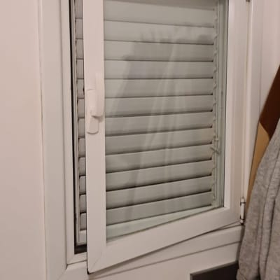 תריסים לבנים בחלון פתוח למחצה