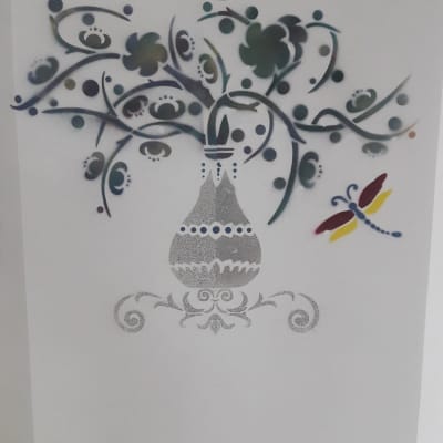 ציור של אגרטל עם עיטורים ופרחים מופשטים