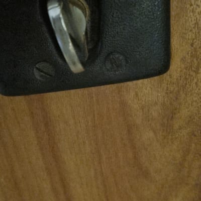 מנעול דלת עם ידית מתכת על רקע עץ