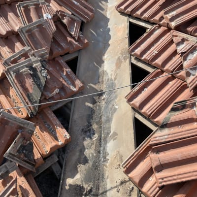 גג רעפים עם רעפים שבורים ותעלת ניקוז