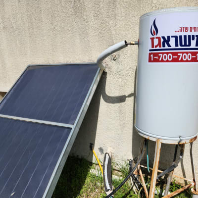 דוד שמש עם קולטים על קיר חיצוני