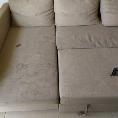 ספה עם כתמים לפני ניקוי