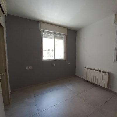 קיר צבוע באפור ולבן בחדר ריק