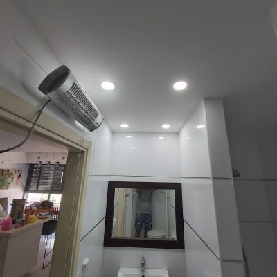 תקרת גבס עם תאורה שקועה בחדר אמבטיה