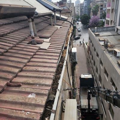 גג רעפים עם צינורות ומרזב מלא לכלוך