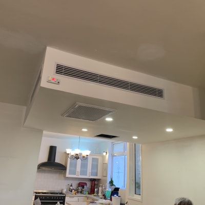 מזגן תקרה עם פתחי אוורור ותצוגה דיגיטלית