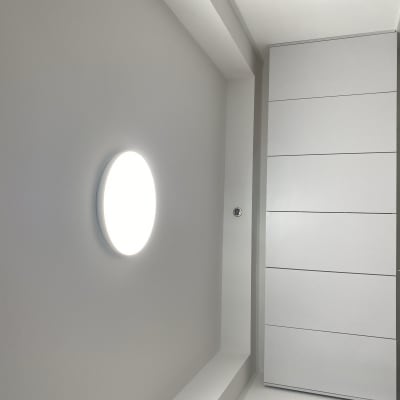 תאורה עגולה מותקנת על תקרה לבנה