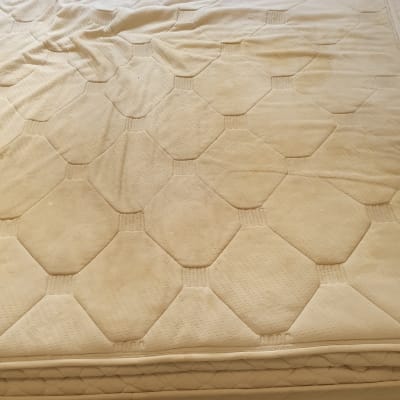 מזרן לבן עם דוגמת יהלומים על מיטה