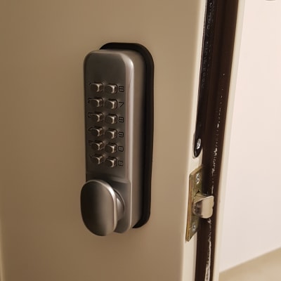 מנעול דלת עם לוח מקשים מתכתיים