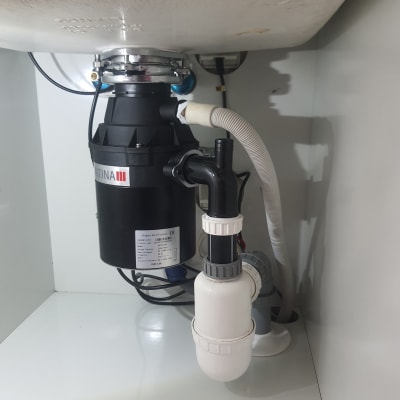 מערכת צנרת מתחת לכיור עם טוחן אשפה