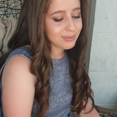 איפור עיניים עם אייליינר ושיער גלי חום