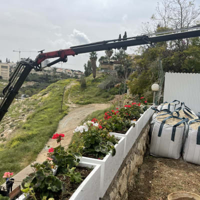 פרחים באדניות, שקי אדמה, מנוף בגינה