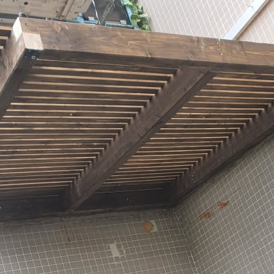 פרגולה מעץ עם קורות עץ חומות