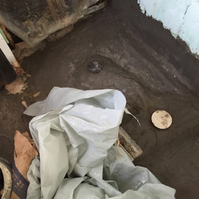 שיפוץ חדר אמבטיה עם בטון ויריעות פלסטיק