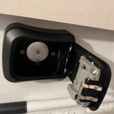 מנעול קיר פתוח עם ברגים ומנגנון פנימי