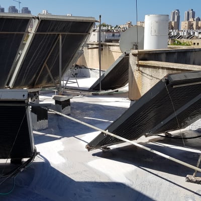 מערכת דודי שמש על גג עם חומר איטום לבן